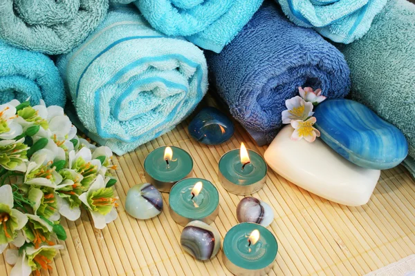Ręczniki, świece i kamienie — Zdjęcie stockowe
