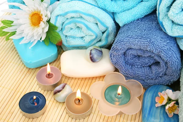 Towels, candles and stones — Stock Photo, Image