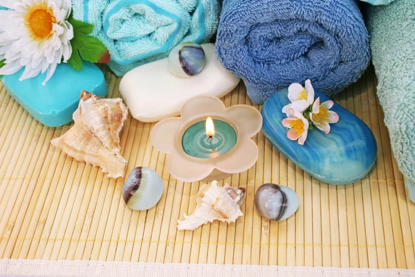Handtücher, Seifen, Blumen, Kerzen — Stockfoto