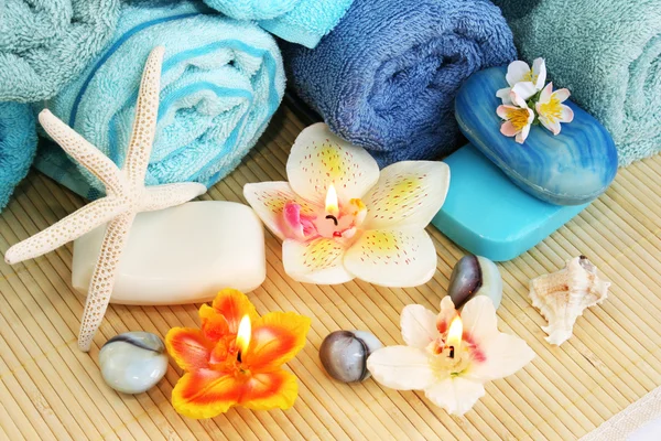 Towels, soaps, flowers, candles — Stock Photo, Image
