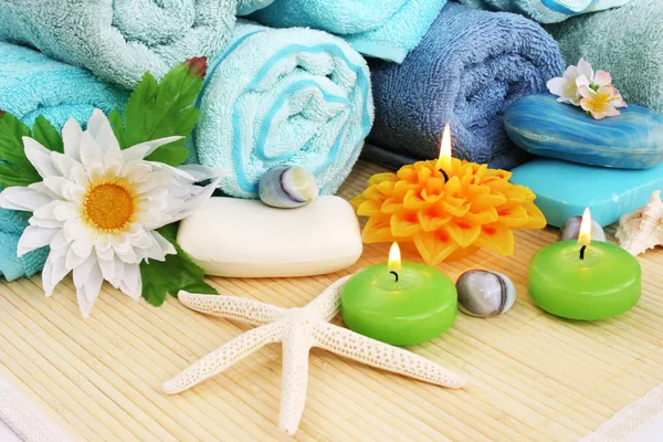 Ręczniki, mydła, kwiaty, świece — Zdjęcie stockowe