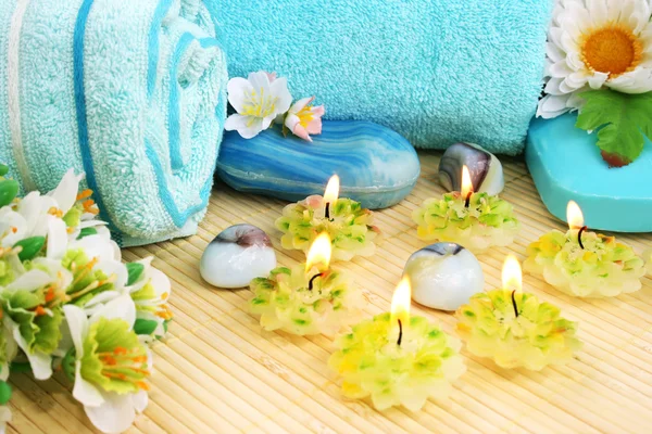 Ręczniki, mydła, kwiaty, świece — Zdjęcie stockowe