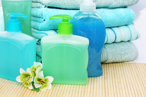 Havlu, sabun ve şampuan — Stok fotoğraf