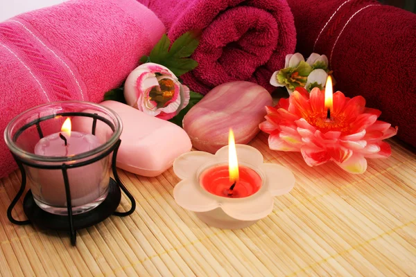 Asciugamani, sapone, fiori, candele Immagine Stock