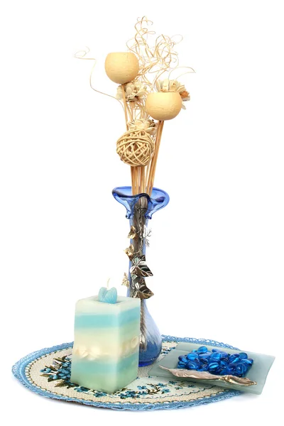 Vaso di fiori blu, candela, sovrapposizione della tavola — Foto Stock