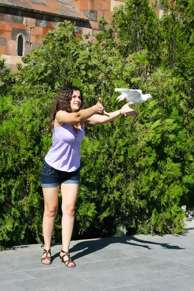 Dívka a holubice — Stock fotografie