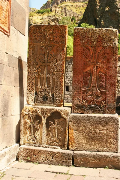 Krzyż kamienie w klasztor geghard — Zdjęcie stockowe