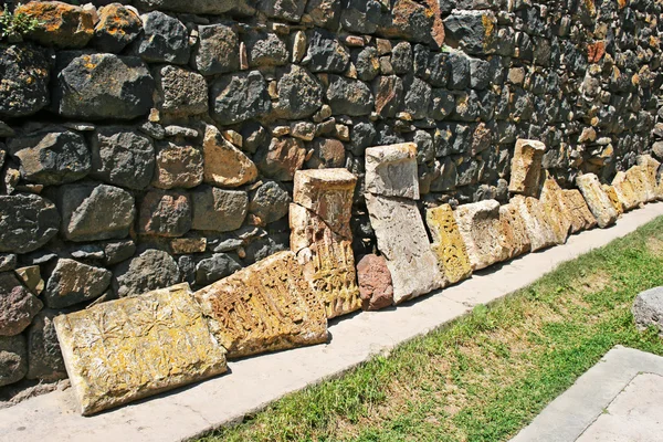 Khachkars หรือหินกากบาท — ภาพถ่ายสต็อก