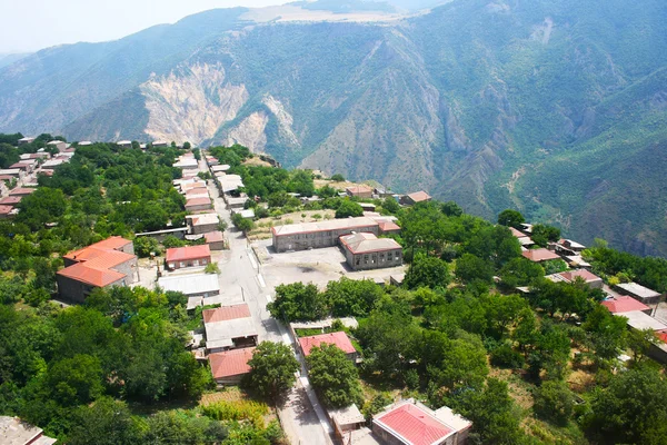 Vista del pueblo de montaña desde la altitud — Foto de Stock