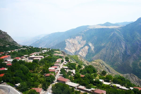 Uitzicht op de bergen dorp vanaf hoogte — Stockfoto