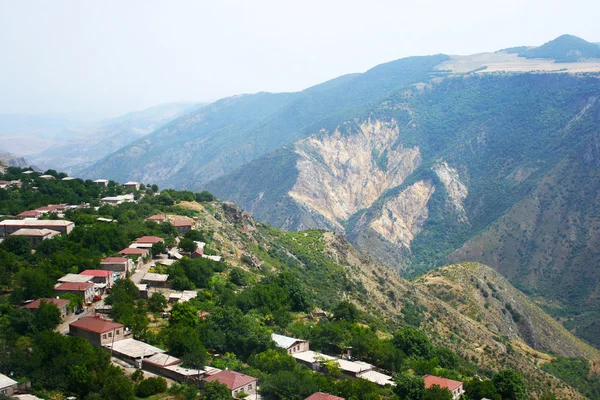 Вид на гірське село з висоти — стокове фото