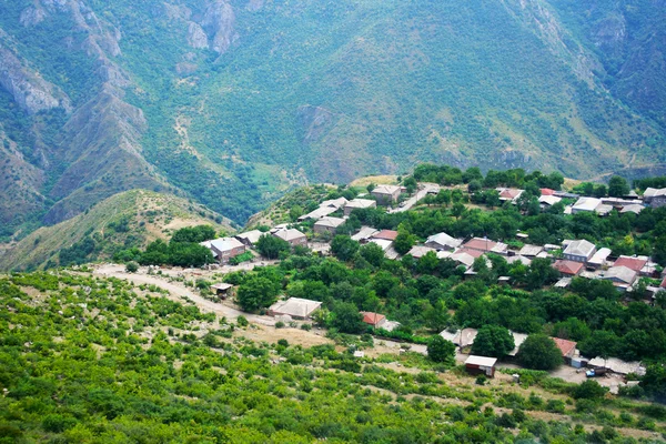 Vista villaggio di montagna dall'altitudine — Foto Stock