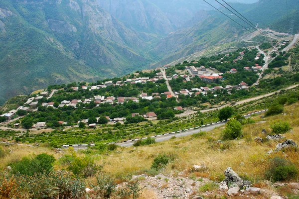 Vista villaggio di montagna dall'altitudine — Foto Stock