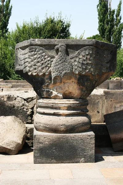 Eagle standbeeld in zvartnots kathedraal ruïnes — Stockfoto