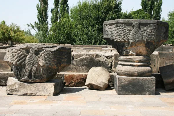 Статуи орла в Звартноце — стоковое фото