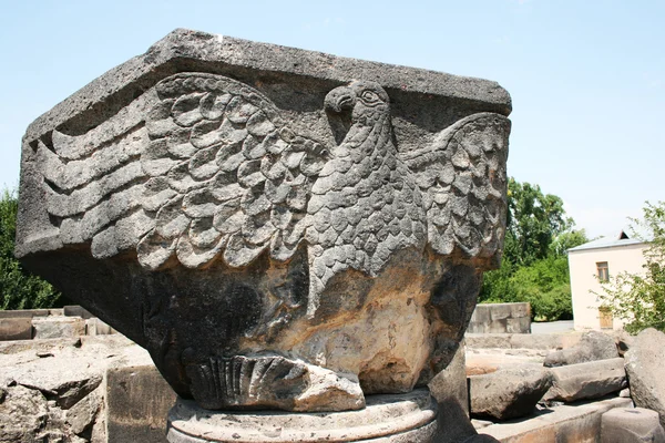 Eagle standbeeld in zvartnots kathedraal ruïnes — Stockfoto