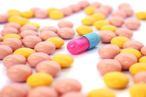 Comprimidos e comprimidos médicos — Fotografia de Stock