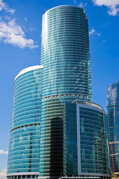 Rascacielos azul en el cielo — Foto de Stock