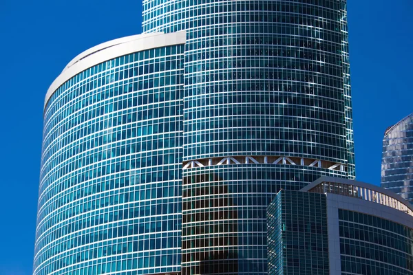 Moderne Wolkenkratzer im internationalen Geschäftszentrum — Stockfoto