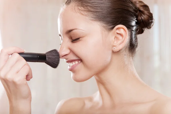 Make-up auftragen — Stockfoto