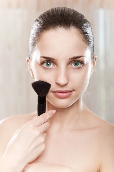 Make-up anwenden — Stockfoto