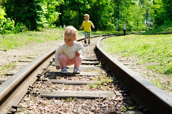 Děti na kolejích — Stock fotografie