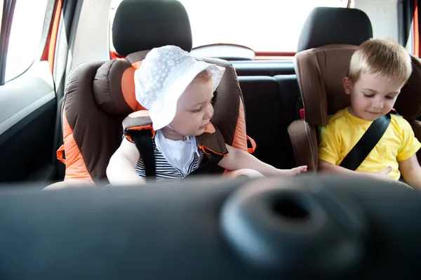 Kinder im Auto unterwegs — Stockfoto