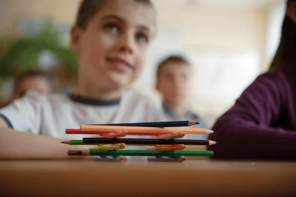 Pyramide av blyertspennor i klassrummet — Stockfoto