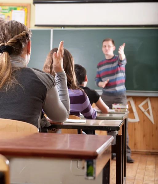 Giovane insegnante di sesso maschile davanti alla classe — Foto Stock