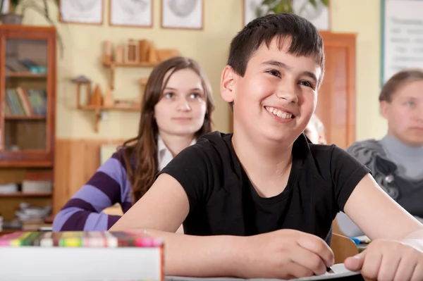 Lächelnder Junge während des Unterrichts in der Schule — Stockfoto