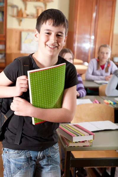 Lächelnder Junge vor der Klasse — Stockfoto