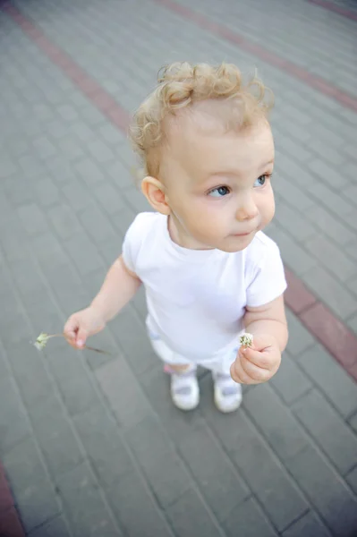 Carino bambino su sfondo pavimentazione — Foto Stock