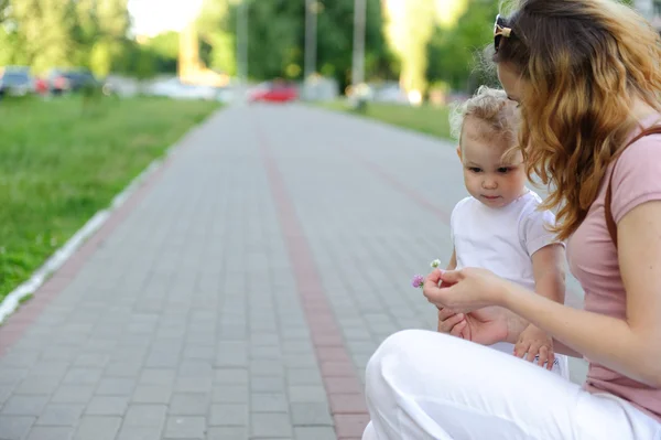 Mother and daughter on pavement — Stock Photo, Image