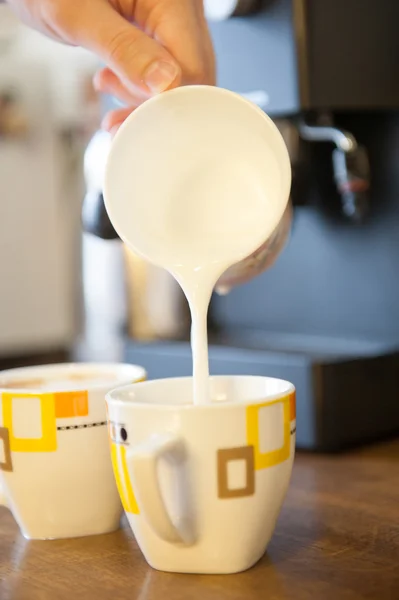 Vispgrädde mjölk — Stockfoto