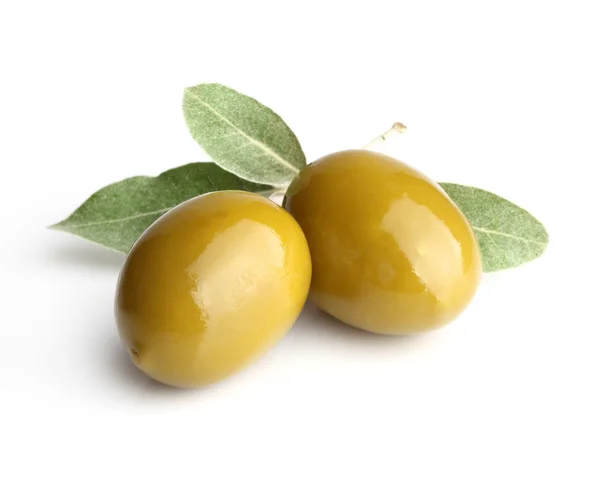 Due olive verdi con foglie — Foto Stock