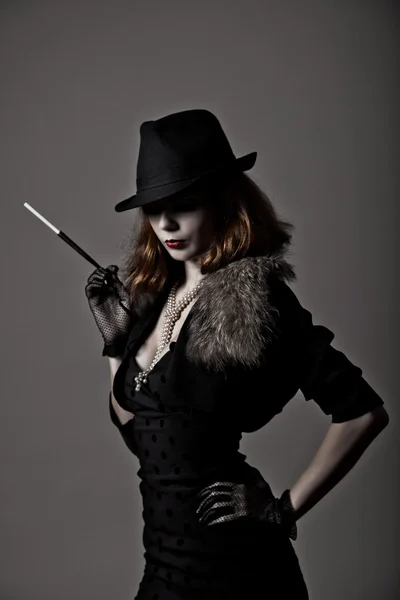 Retro snímek ženy gangster fedora klobouk — Stock fotografie