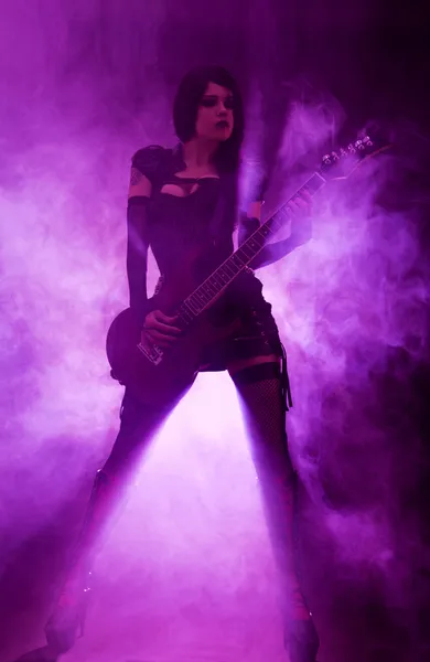 Сексуальная женщина играет на гитаре — стоковое фото