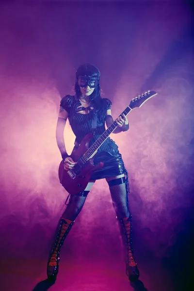 Goth flicka i glasögon spelar gitarr — Stockfoto