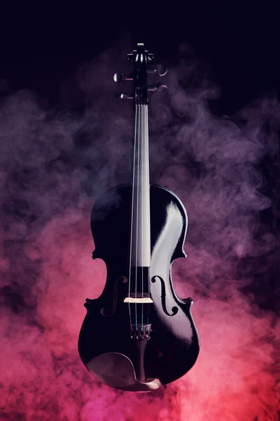 Elegante schwarze Geige in Rauch — Stockfoto