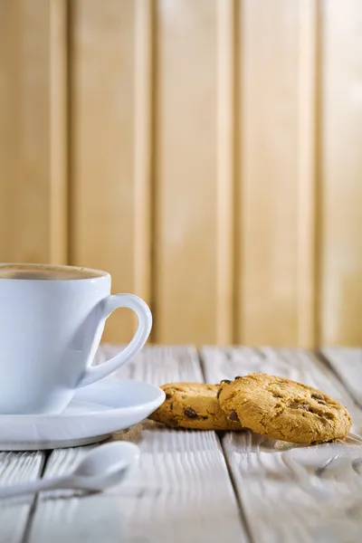 Φλιτζάνι καφέ και μπισκότα στο παλιό λευκό τραπέζι — Φωτογραφία Αρχείου