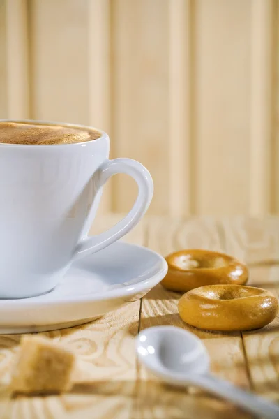 Composizione della tazza di caffè bianco con cucchiaio e pane tor, ba — Foto Stock