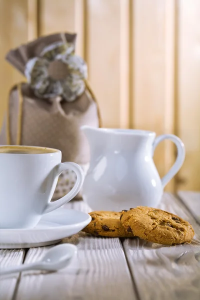 Tazza cucchiaio biscotti sacchetto brocca sul vecchio tavolo bianco — Foto Stock