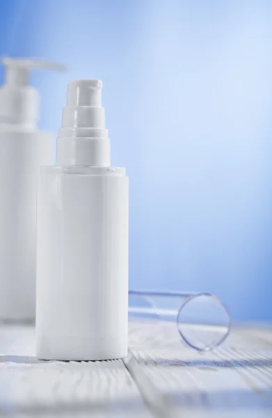 Två vita hudvård sprayres på träbord — Stockfoto