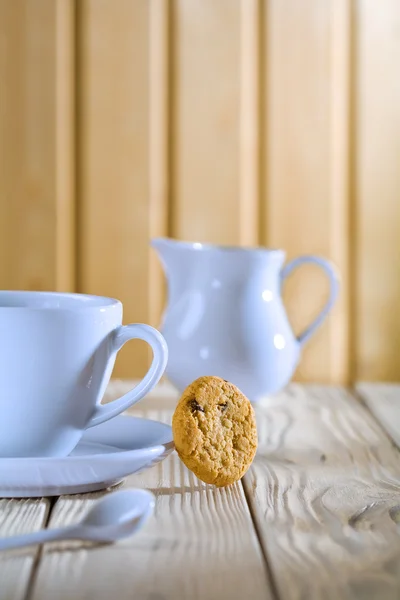 Xícara de café azul e jarro na mesa branca — Fotografia de Stock
