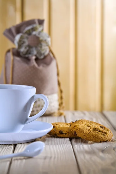 Blue coffee cup with cookies and bag — стоковое фото