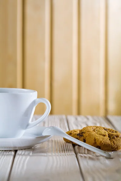 Xícara de café cerâmica e biscoitos — Fotografia de Stock