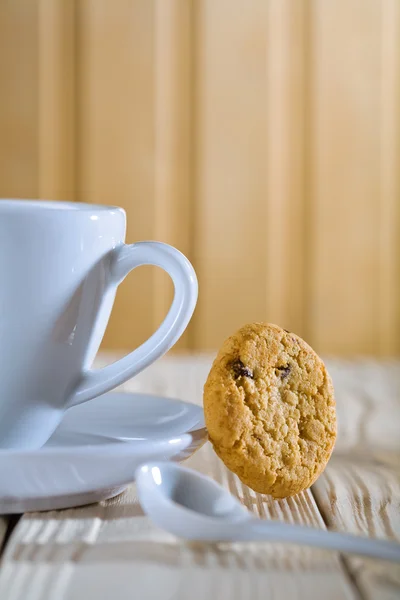 特写镜头组成。蓝色咖啡杯子勺子和 cookie — 图库照片