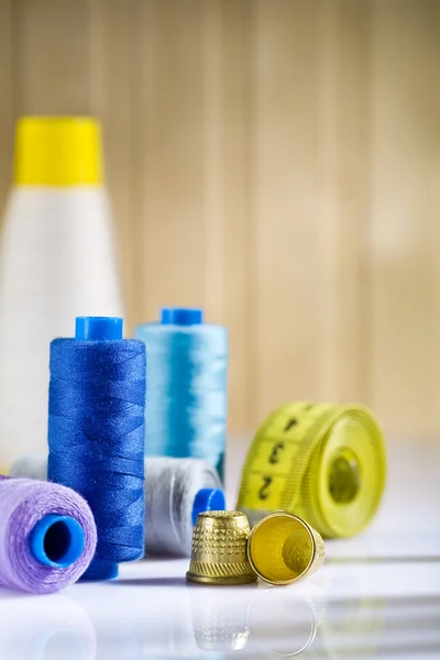 Composition of spools and thimbles with measure tape — Stock Photo, Image