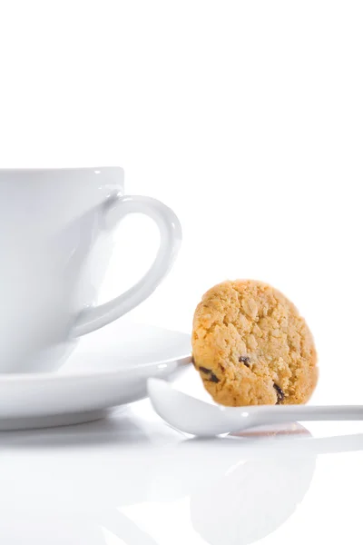 Puchar i łyżka z cookie na białym tle — Zdjęcie stockowe
