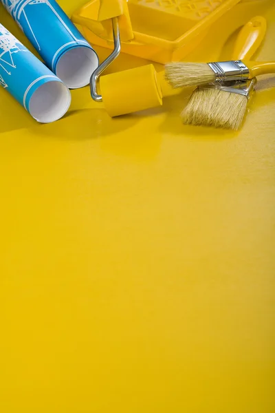Ferramentas de pintura em fundo amarelo com copyspace — Fotografia de Stock